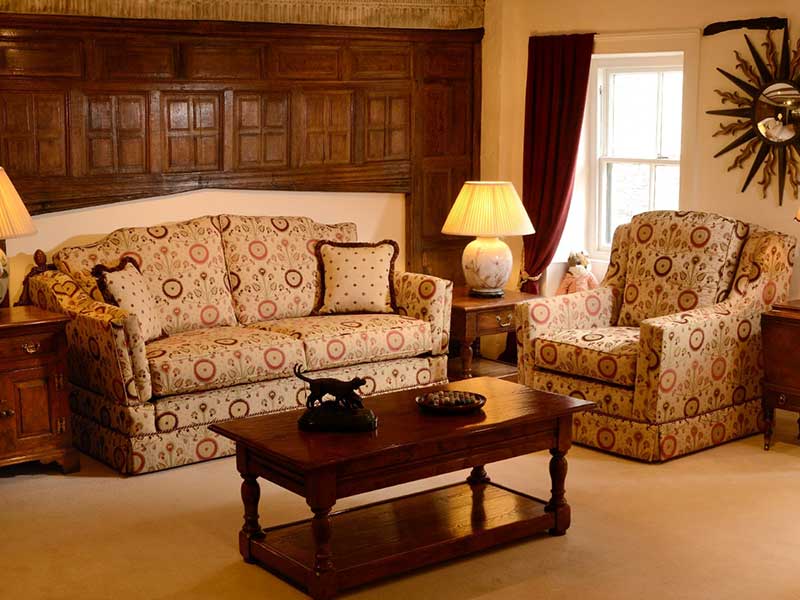 James suite, traditional, knowle arms. valanced.