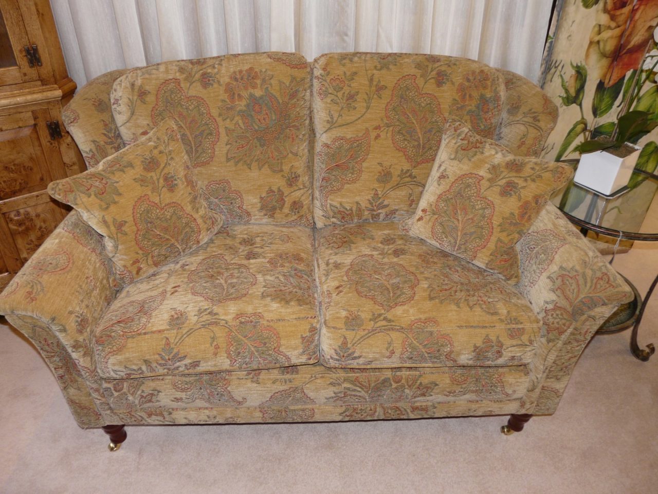 Stowe, low arm, sofa, 2 seater, wooden feet, matching scatters.